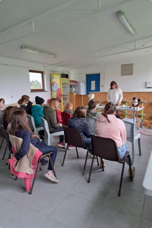 Enfants assis suivant un cours de prévention en morsures