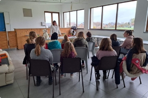 Enfants assis suivant un cours de prévention en morsures