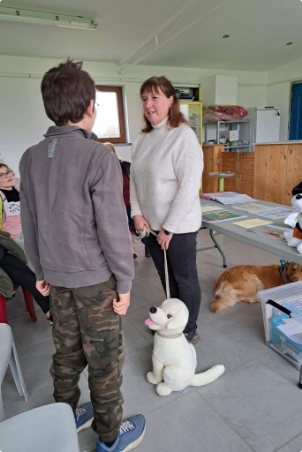 Un élève en situation pour une rencontre avec un nouveau chien