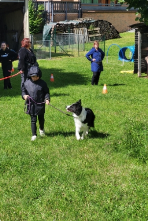 Fillette tenant un chien lors d'un cours collectif